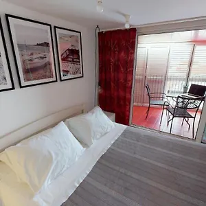 Apartman Number 5, Pakostane